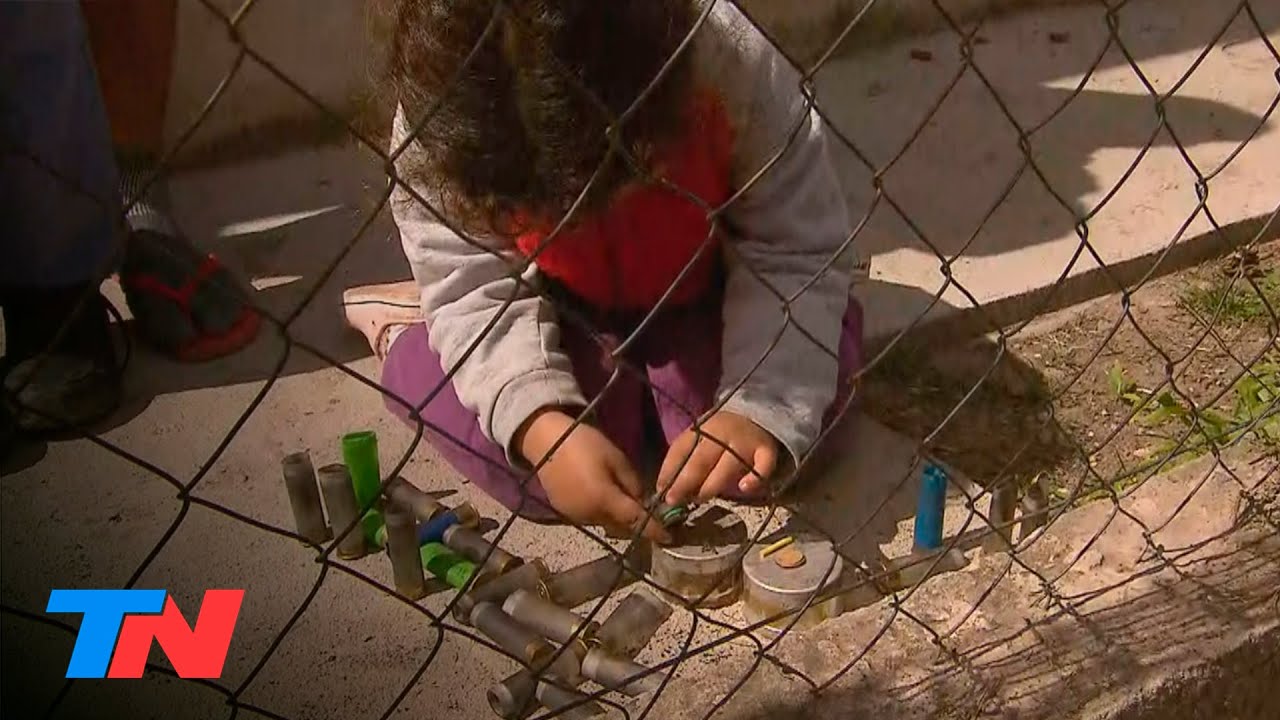 Demasiado chicos para tanto miedo: tras la toma de Guernica, una nena juega con balas de goma