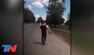 Video: Santiago del Estero: cruzó con su hija enferma en brazos luego de que le negaran el ingreso