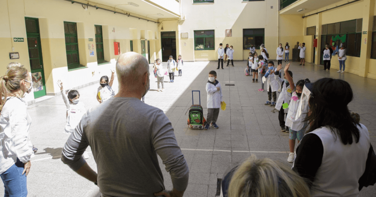 Vuelta a clases en Ciudad: desde el lunes las escuelas podrán presentar propuestas de revinculación
