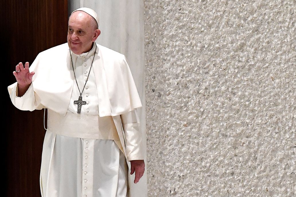el Vaticano investiga el "me gusta" de una cuenta papal a una foto de una modelo brasileña