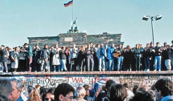 translated from Spanish: 31th birthday of the fall of the Berlin Wall