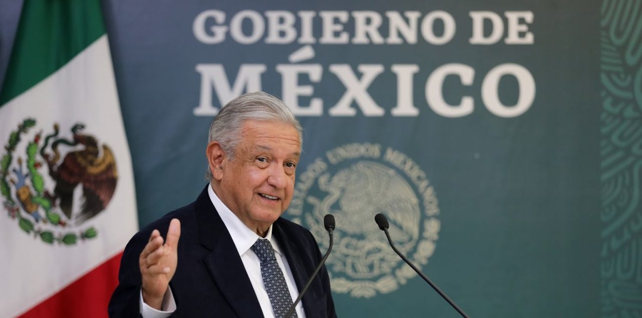 AMLO promises base to government workers hired by outsourcing