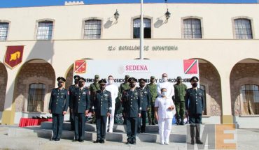 translated from Spanish: Army decorates elements that assist in ISSSTE