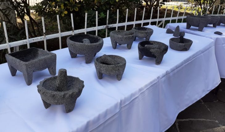 translated from Spanish: Artisans of San Nicolás Obispo begin registration of collective mark of their molcajetes