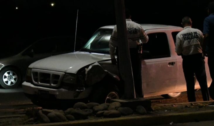 translated from Spanish: Crash of a van ends in overturning in Los Mochis