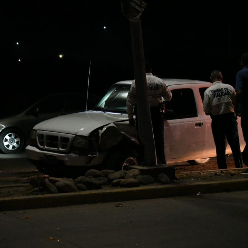 Crash of a van ends in overturning in Los Mochis