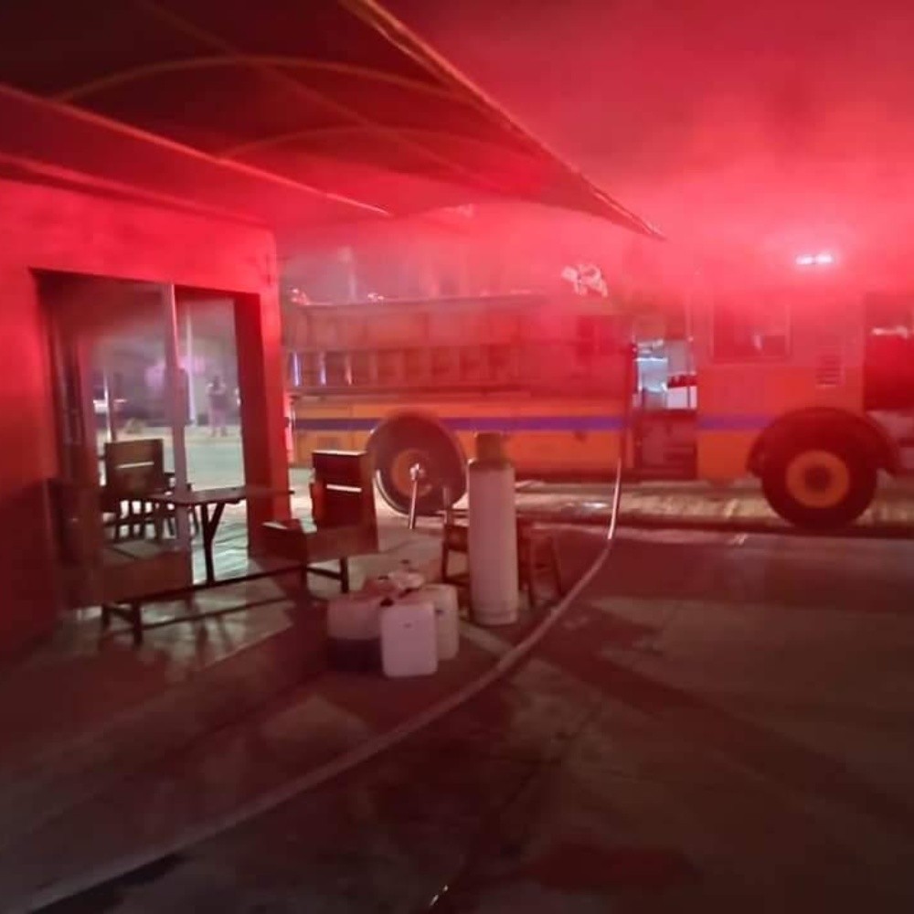 Firefighters control fire in Los Mochis business