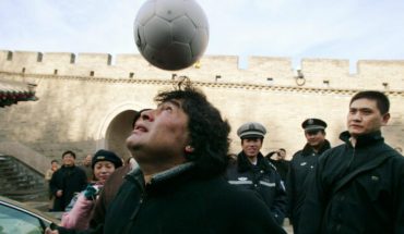 translated from Spanish: Maradona was transferred to the morgue and would be veiled at casa Rosada