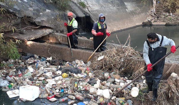 translated from Spanish: Municipal Government removes more than 2 tons of garbage in the Chiquito River