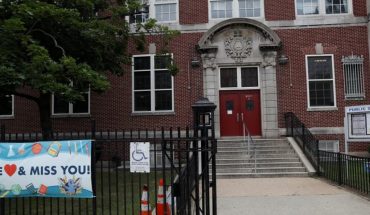 translated from Spanish: New York announced the closure of public schools due to an increase in cases