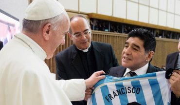 translated from Spanish: Pope Francis sent a rosary to Maradona’s family and remembered it