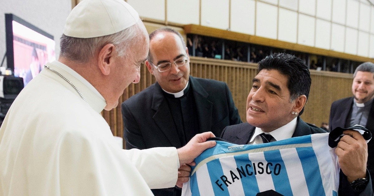 Pope Francis sent a rosary to Maradona's family and remembered it