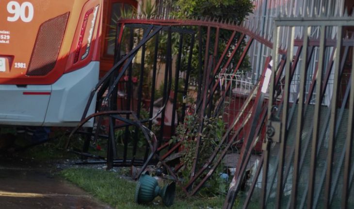 translated from Spanish: RED system bus hit two houses in Maipú commune