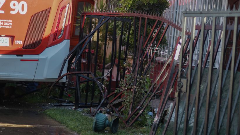 RED system bus hit two houses in Maipú commune