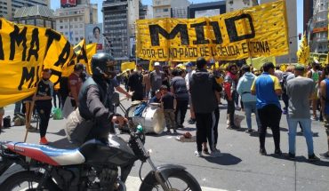 translated from Spanish: Social organizations and taxi drivers protest in the porteño center