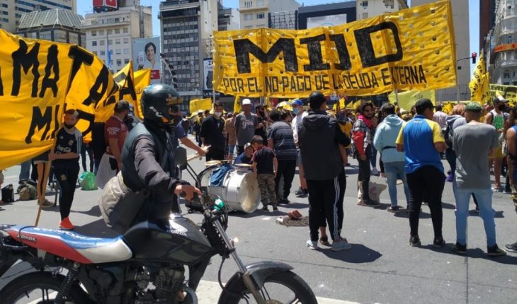 translated from Spanish: Social organizations and taxi drivers protest in the porteño center