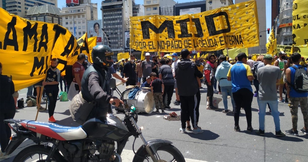 Social organizations and taxi drivers protest in the porteño center