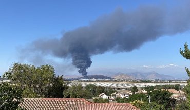 translated from Spanish: [VIDEO] Fire of proportions affects tyre hold in Renca commune
