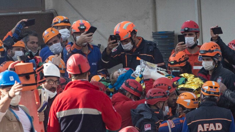 [VIDEO] Turkey: rescue girl from building rubble four days after earthquake
