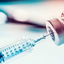 ¿Es confiable la vacuna contra el coronavirus? “Beneficios superan riesgos”, dice experto