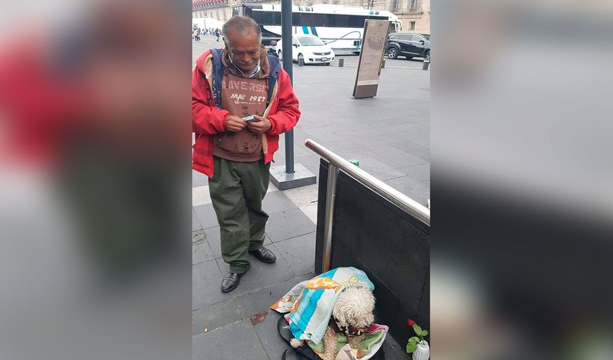 Acompañado de su perro, anciano vende golosinas en las calles