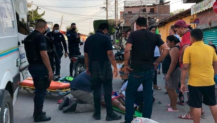 Adolescentes se lesionan en choque de motocicletas en Huetamo, Michoacán