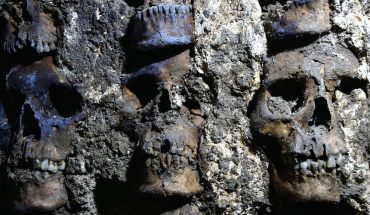 Arqueólogos localizan la fachada del tzompantli de Tenochtitlan