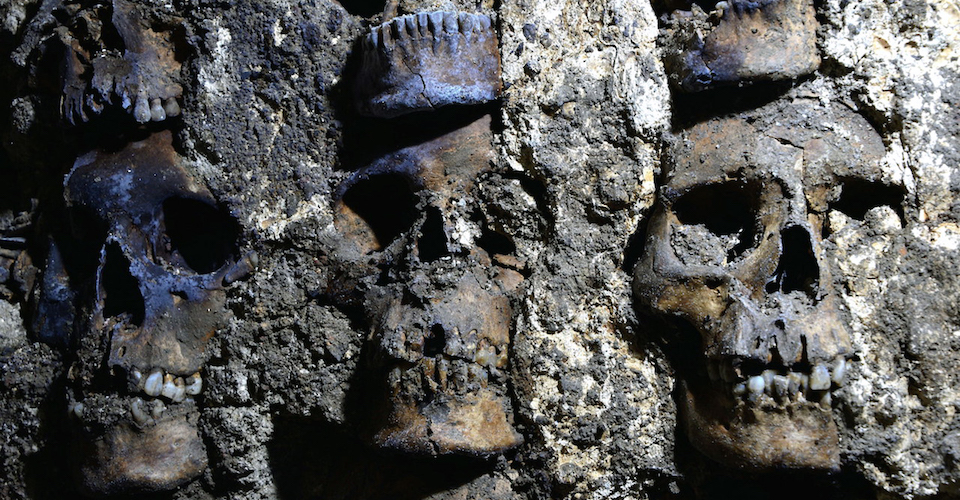 Arqueólogos localizan la fachada del tzompantli de Tenochtitlan