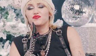 Con un video muy rockero, Miley Cyrus recibe la navidad