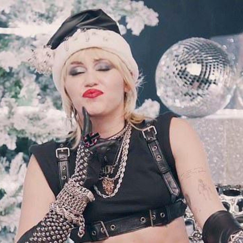 Con un video muy rockero, Miley Cyrus recibe la navidad