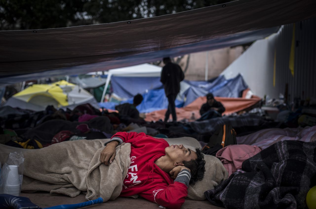 Denuncian en FGR violencia sufrida por migrantes que esperan asilo en México