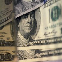 Dólar cerró la semana con una baja de $14,3 y se ubicó en niveles previos al estallido social