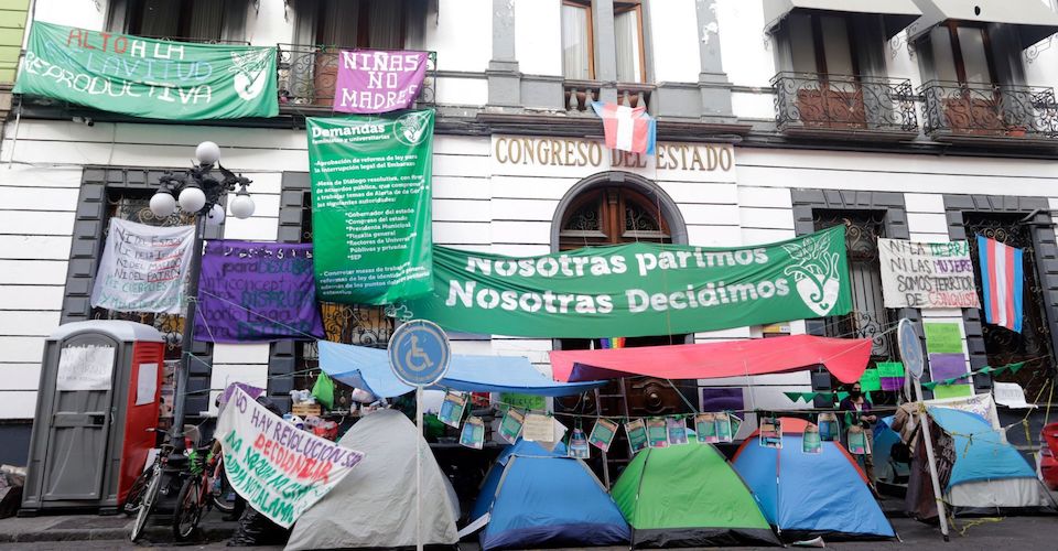 Feministas entregan el Congreso de Puebla tras acuerdos con legisladores