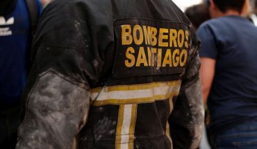 Incendio afecta al menos cinco viviendas en el centro de Santiago