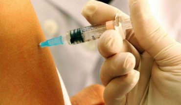 Investigador de Pfizer señala que vacuna debiera ser eficaz frente a nueva cepa: “Uno tiende a pensar que sí”