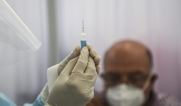 Muertes por COVID bajarían 90% si se vacuna a la mitad de la población