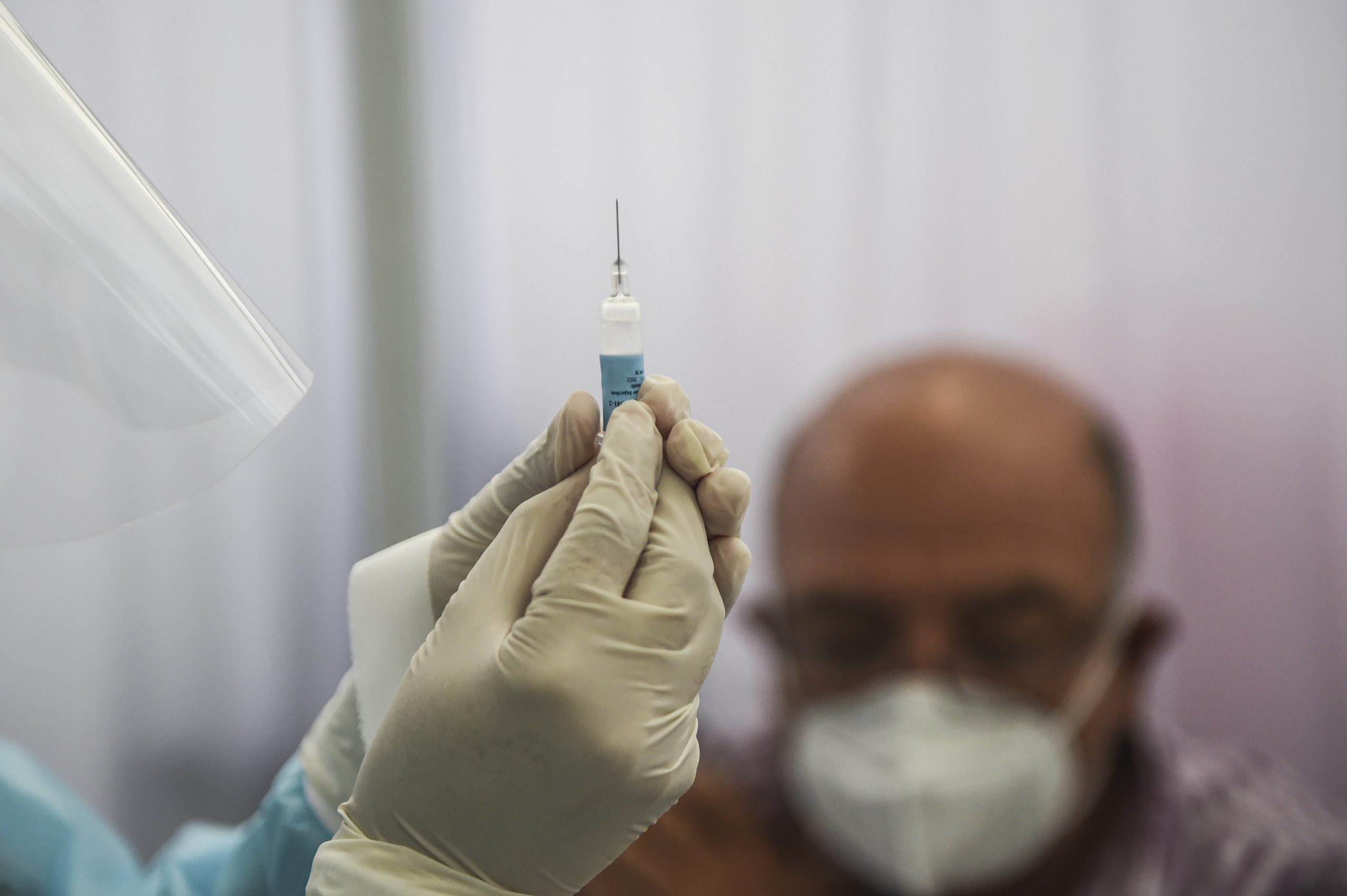 Muertes por COVID bajarían 90% si se vacuna a la mitad de la población