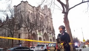Sujeto comenzó a disparar en medio de un concierto navideño en catedral de Nueva York pero fue abatido por la policía