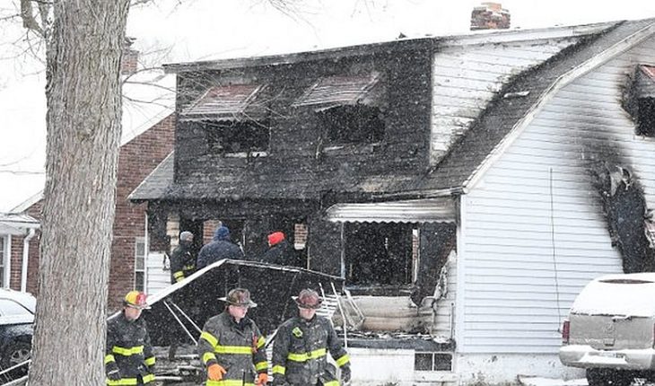 Tragedia navideña: madre alcanzó a rescatar a uno de sus hijos pero otros dos fallecieron al incendiarse su casa