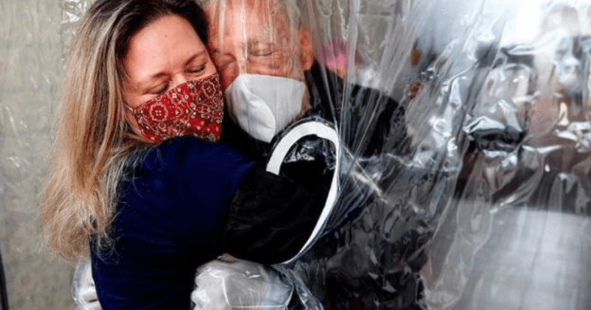 Un conmovedor abrazo entre una hija y su padre enfermo de coronavirus