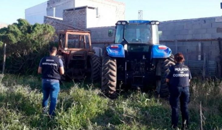 Un hombre tuvo que alquilar un avión para encontrar sus tractores robados