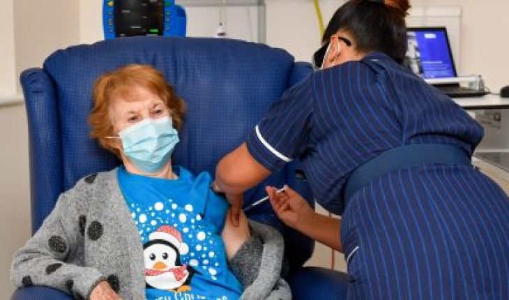 Una mujer adulta mayor, la primera en recibir la vacuna en Reino Unido