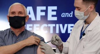 Video: Pence, vicepresidente de EE.UU, se vacunó en público contra el Covid-19