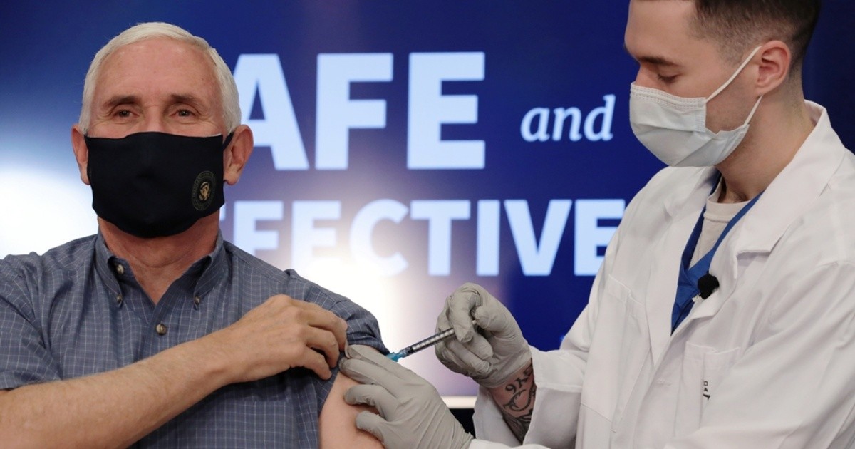 Video: Pence, vicepresidente de EE.UU, se vacunó en público contra el Covid-19