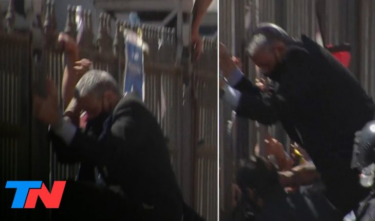 Video: Pietragalla, el funcionario K que se trepó a las rejas de la Rosada en el velatorio de Maradona