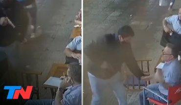 Video: Se sentó a tomar una cerveza en la vereda de un bar y lo encañonaron para robarle
