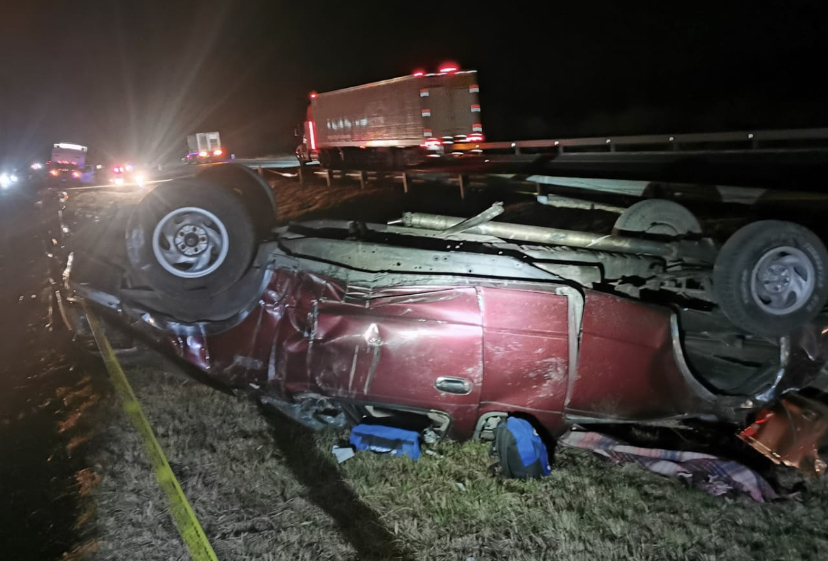 Volcadura de camioneta en la Autopista de Occidente deja un muerto