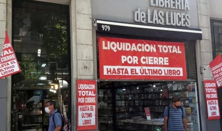 translated from Spanish: After 60 years in operation, close the iconic Bookshop of Lights