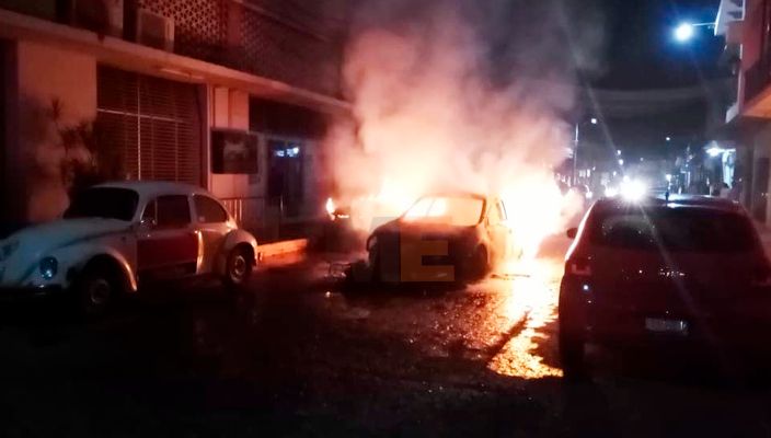 Choque termina en incendio de automotores en Apatzingán, Michoacán