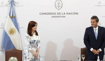 translated from Spanish: Cristina and Massa received the report of the bicameral commission on the actions of the intelligence services